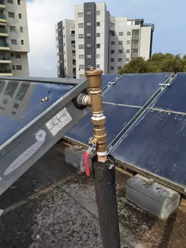 תיקון צנרת לקולטים בדוד שמש 1